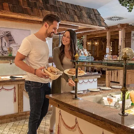 Alpina Wellness & 4*