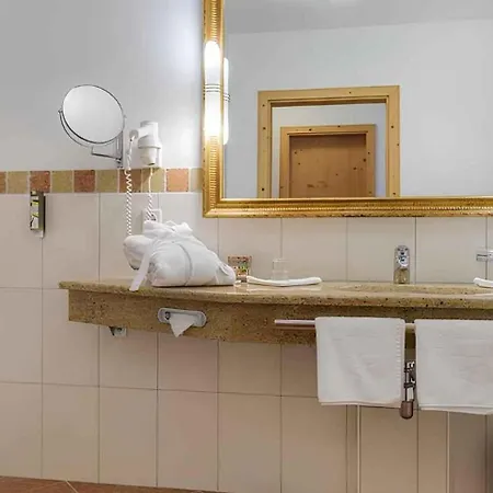 Alpina Wellness & 4*